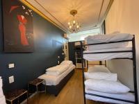 eine Gruppe von Etagenbetten in einem Zimmer in der Unterkunft Amsterdam Rembrandt Square city center Hotel in Amsterdam