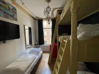 Ein Bett oder Betten in einem Zimmer der Unterkunft Amsterdam Rembrandt Square city center Hotel