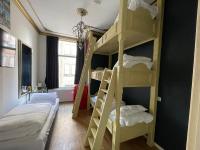 Ein Bett oder Betten in einem Zimmer der Unterkunft Amsterdam Rembrandt Square city center Hotel