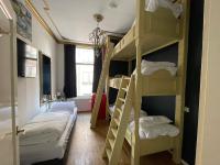Ein Bett oder Betten in einem Zimmer der Unterkunft Amsterdam Rembrandt Square city center Hotel
