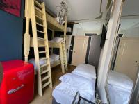 Ein Bett oder Betten in einem Zimmer der Unterkunft Amsterdam Rembrandt Square city center Hotel