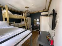 ein Schlafzimmer mit zwei Etagenbetten und einem Fernseher in der Unterkunft Amsterdam Rembrandt Square city center Hotel in Amsterdam
