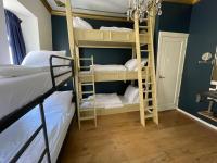 Ein Bett oder Betten in einem Zimmer der Unterkunft Amsterdam Rembrandt Square city center Hotel