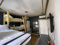 Ein Bett oder Betten in einem Zimmer der Unterkunft Amsterdam Rembrandt Square city center Hotel