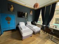 Ein Sitzbereich in der Unterkunft Amsterdam Rembrandt Square city center Hotel
