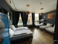 Ein Bett oder Betten in einem Zimmer der Unterkunft Amsterdam Rembrandt Square city center Hotel