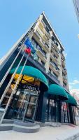 un edificio con dos sombrillas verdes delante en El Baboos Hotel, en Bostaniçi