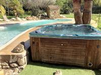 Piscina di Villa de 5 chambres avec piscine privee jacuzzi et jardin clos a Laroque des Alberes o nelle vicinanze