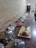 un buffet avec des assiettes de nourriture sur un comptoir dans l'établissement Shakria Bedouin Life Camp, à Wadi Rum