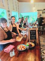 维拉港Papaya Villa的一群人围坐在桌旁，吃着食物