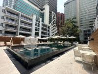 Bazén v ubytování Floral Court Hotel & Residence Sukhumvit 13 nebo v jeho okolí