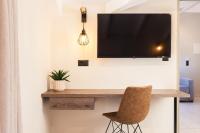 Televízia a/alebo spoločenská miestnosť v ubytovaní Manthos Beachfront Apartments