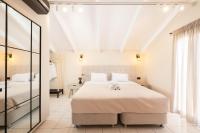 Posteľ alebo postele v izbe v ubytovaní Manthos Beachfront Apartments