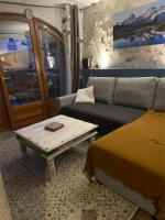 - un salon avec un canapé et une table basse dans l&#39;établissement Appartement dans une maison de pays, à Briançon