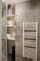 La salle de bains est pourvue d&#39;une douche et d&#39;un sèche-serviettes. dans l&#39;établissement Appartement dans une maison de pays, à Briançon