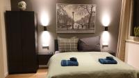 ein Schlafzimmer mit einem Bett mit zwei blauen Handtüchern darauf in der Unterkunft Amor Guesthouse in Amsterdam
