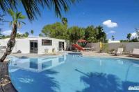 Der Swimmingpool an oder in der Nähe von Former Steve McQueen’s home