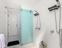 Ein Badezimmer in der Unterkunft Former Steve McQueen’s home