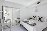 Ein Bett oder Betten in einem Zimmer der Unterkunft Former Steve McQueen’s home