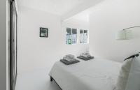 Ein Bett oder Betten in einem Zimmer der Unterkunft Former Steve McQueen’s home