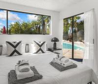 Der Swimmingpool an oder in der Nähe von Former Steve McQueen’s home