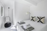 Ein Bett oder Betten in einem Zimmer der Unterkunft Former Steve McQueen’s home