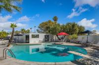 Der Swimmingpool an oder in der Nähe von Former Steve McQueen’s home