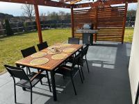 Patio nebo venkovní prostory v ubytování Lake HouseLubniewice domek całoroczny z jacuzzi blisko jeziora
