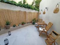 un patio con sillas, una mesa y macetas en Unique Lodging, en Atenas