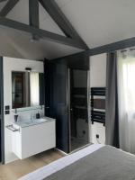 Posteľ alebo postele v izbe v ubytovaní les chambres de pauline appartements avec climatisation et spa parking moto