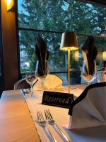 Una mesa con copas de vino y un cartel de reservado. en Swiss Plus Hotel, en Bihać