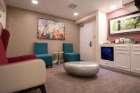 ein Wartezimmer mit Stühlen und einem Tisch in der Unterkunft Hilton Garden Inn Calabasas in Calabasas