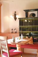 Hotel Gasthof Jägerhaus في سانكت بيتر: غرفة طعام مع طاولة وطاولة وكراسي