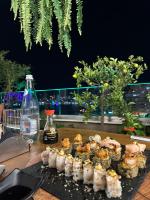 ein Tablett mit Sushi auf einem Tisch und Wasserflaschen in der Unterkunft Asi Rooftop Hotel in Sarandë