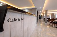 イスタンブールにあるMeyzi Hotelの壁にカフェとバーの看板があるレストラン