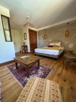 a bedroom with a bed and a coffee table at Maison piscine Lot in Laburgade