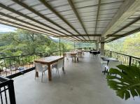 ラ・ベガにあるHome Boutique Natural Paradiseのバルコニーにテーブルと椅子があるレストラン