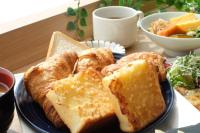 um prato azul com pão e torradas sobre uma mesa em Richmond Hotel Himeji em Himeji