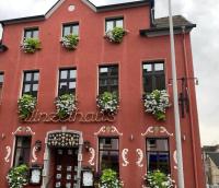 Un bâtiment rouge avec des fleurs dans les fenêtres dans l'établissement Gemütliche & Charmante Wohnung, à Lahnstein