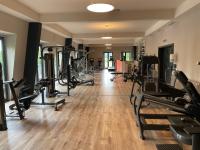 Schloss Auel Boutique Hotel & Design Golf Lodgeにあるフィットネスセンターまたはフィットネス設備