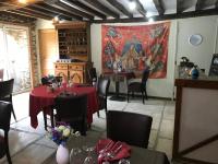 Cerisy-la-ForêtにあるLa Longreのテーブルと壁にタペストリーが掛けられたダイニングルーム