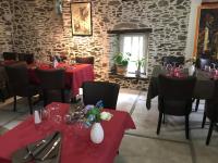 Cerisy-la-ForêtにあるLa Longreの赤いテーブルと黒い椅子が備わるダイニングルーム