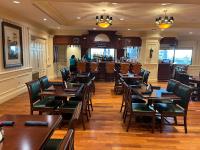 Restaurace v ubytování Bright, Corner Unit With Incredible Gulf And Sunset Views!