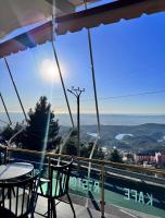 克鲁亚Pamja e Qyteteve的阳台上的桌子和椅子，可以欣赏美景