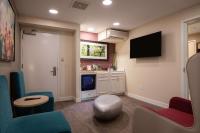 ein Wohnzimmer mit Fernseher und Tisch und Stühlen in der Unterkunft Hilton Garden Inn Calabasas in Calabasas