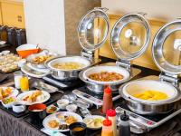 um bufê com muitos pratos de comida em uma mesa em Iga Ueno City Hotel em Iga