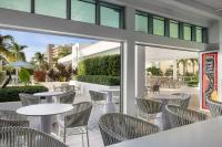 eine Terrasse eines Restaurants mit Tischen und Stühlen in der Unterkunft Marriott's Crystal Shores in Marco Island