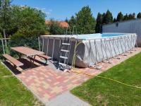 Bazén v ubytovaní schönes Ferienhaus mit grossem Pool 1200 m zum Balaton alebo v jeho blízkosti