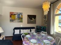 Posedenie v ubytovaní Apartamento con jardín a 11 metros de la playa. B1.