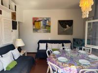 Televízia a/alebo spoločenská miestnosť v ubytovaní Apartamento con jardín a 11 metros de la playa. B1.